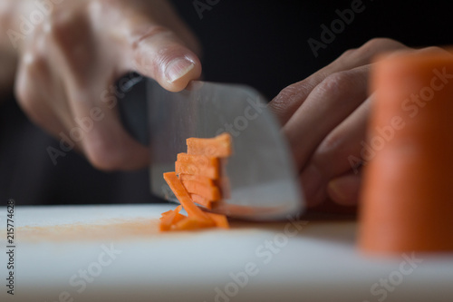 ニンジンを切る