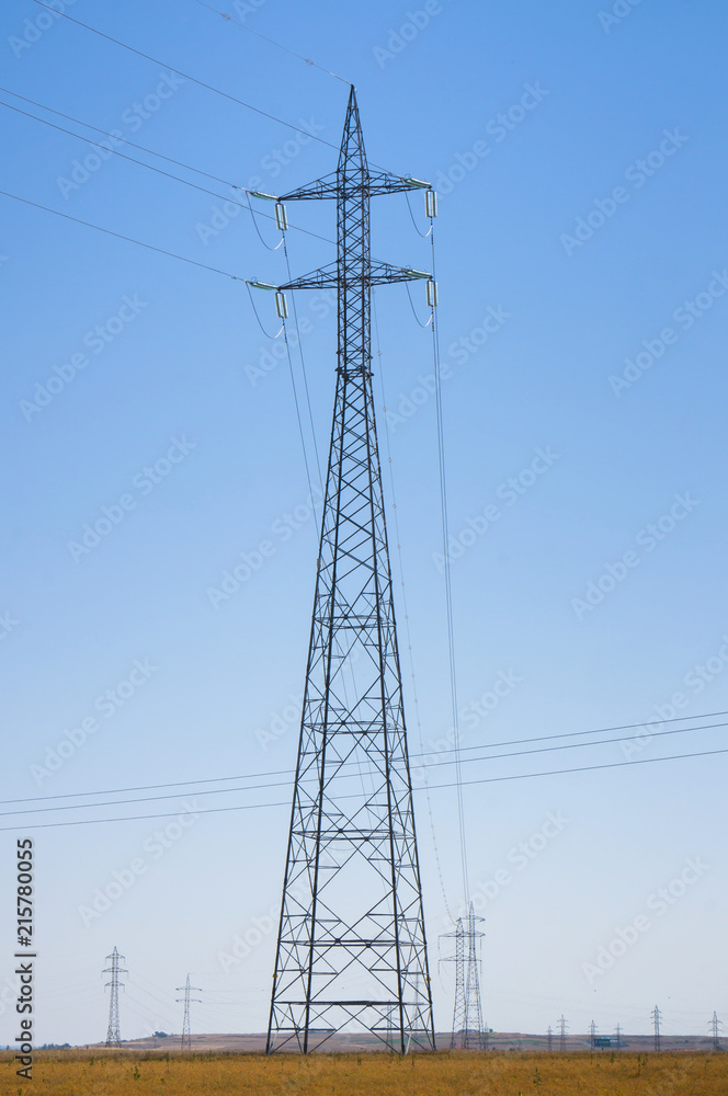 słup elektryczny na tle nieba słup elektryczny na tle nieba