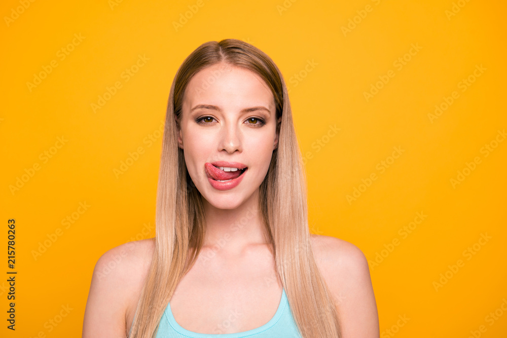 Φωτογραφία Portrait of happy foolish girl looking camera with tongue out isolated on vivid