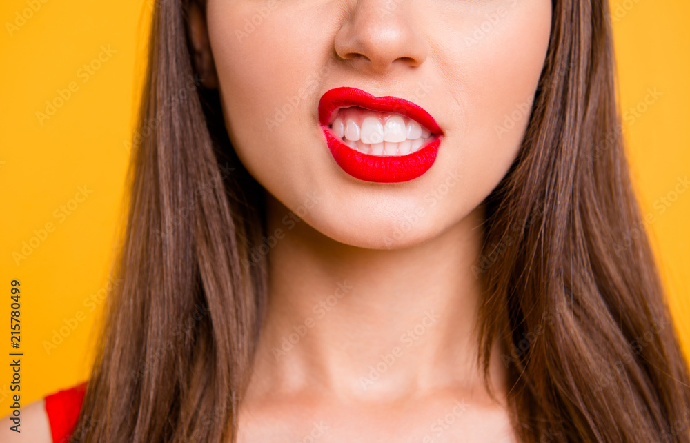 Fototapeta premium Zamyka w górę cropped fotografii duży pełny warg brunetki włosy odizolowywający na żywym żółtym tle