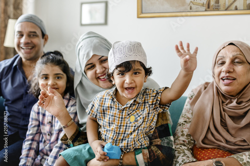 Photo Muslim family relaxing and playing at home