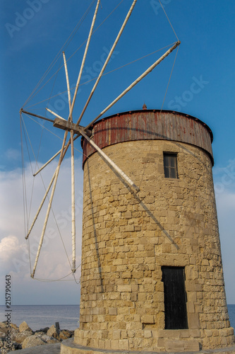 Leuchtturm und Windmühle neben den Schiffen im Hafen von Rhodos-Stadt