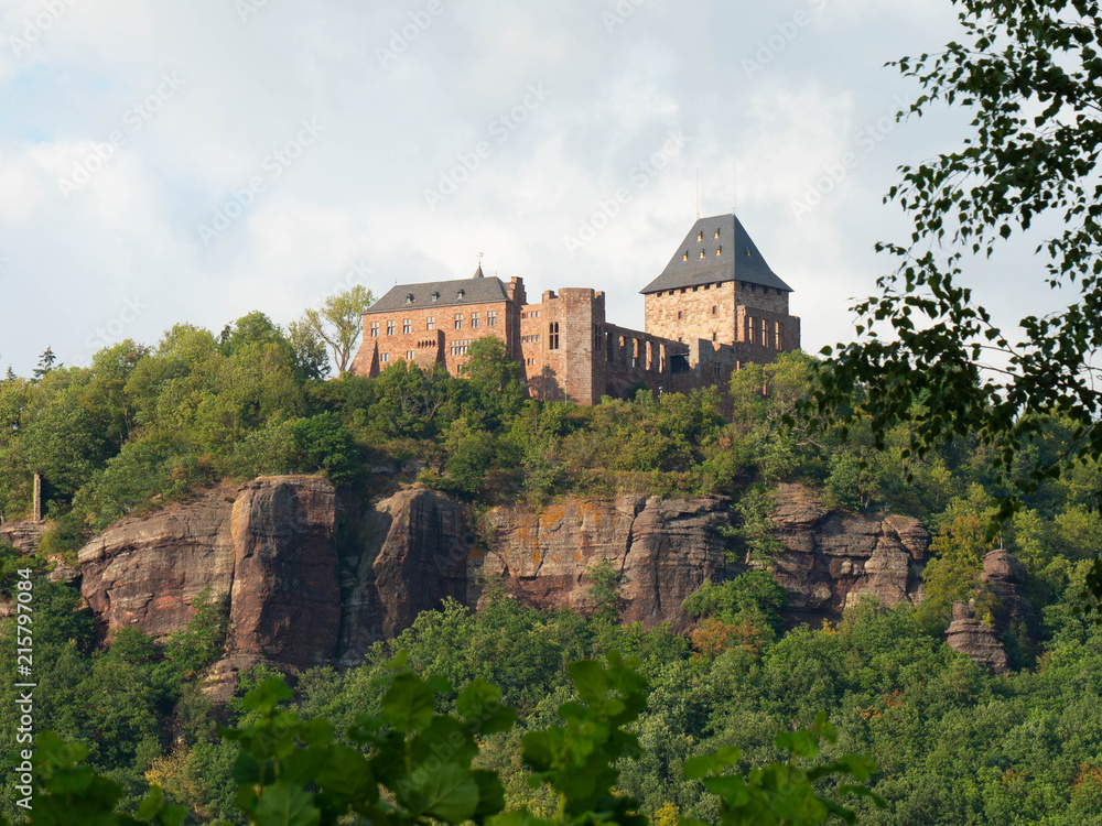 Blick auf die Burg Nideggen aus dem Rurtal in der Nordeifel