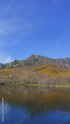 秋の鏡池の風景