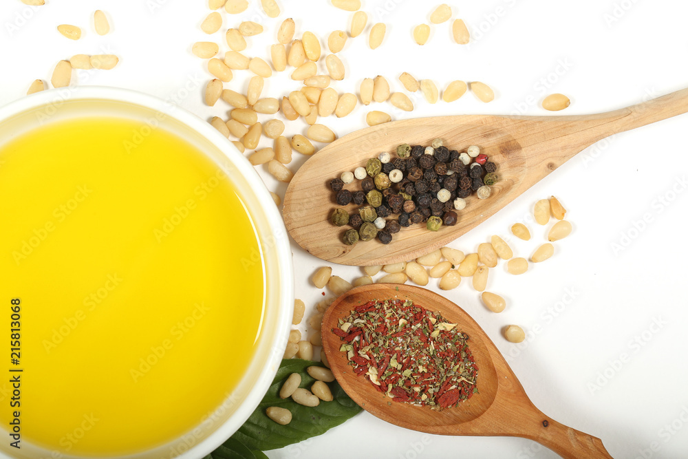 кедровый орех масло оливковое базилик специи лежат на столе Stock Photo ...