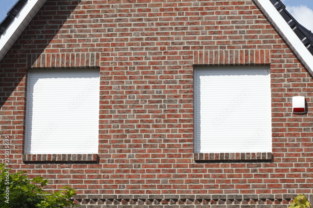 Fenster mit heruntergezogenen Rolläden Fenster mit heruntergezogenen Rolläden