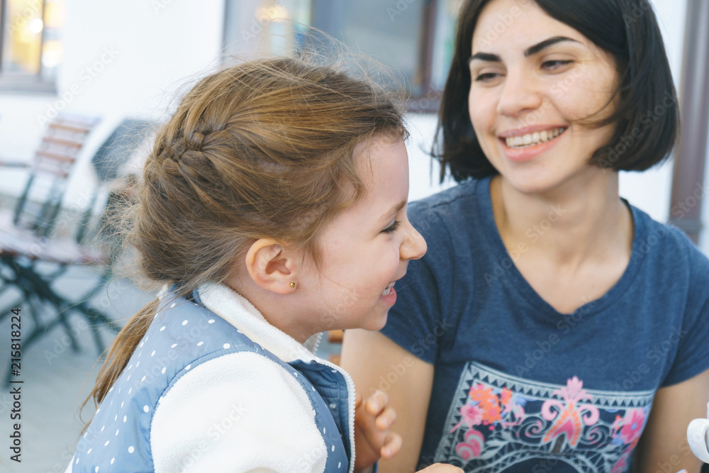 Obraz premium Mother Looking at Laughing Girl