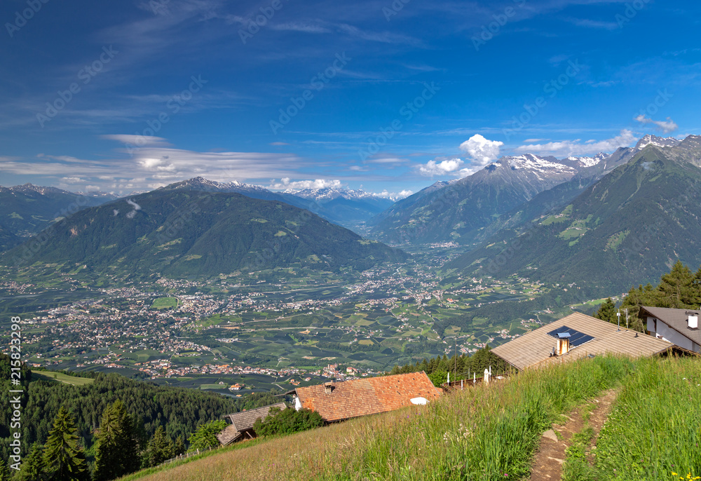 Blick ins Vinschgau vom Taser Höhenweg über Schenna bei Meran, Südtirol 