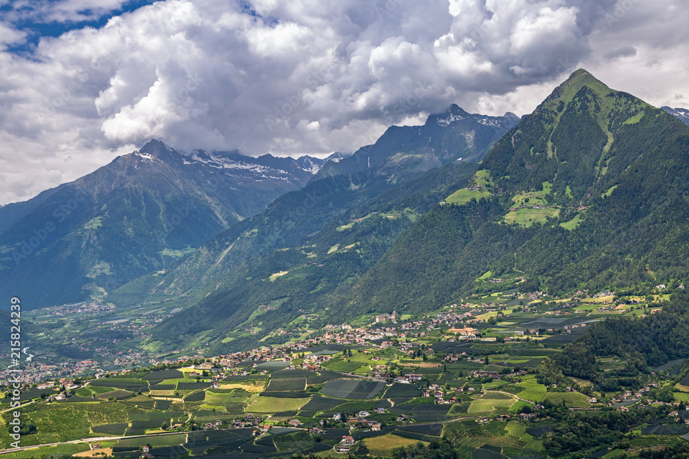 Blick vom Schenner Waalweg auf Dorf Tirol und das Vinschgau über Schenna bei Meran, Südtirol