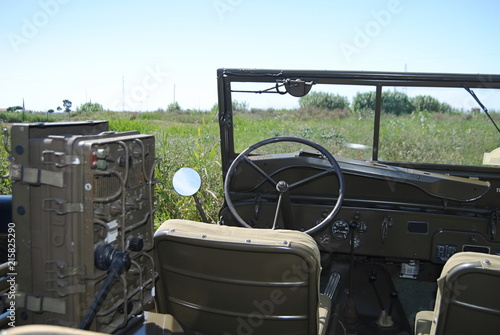 Interior de jipe antigo 4x4 - rádio de comunicações, bancos, tablier - willy jeep restaurado  photo