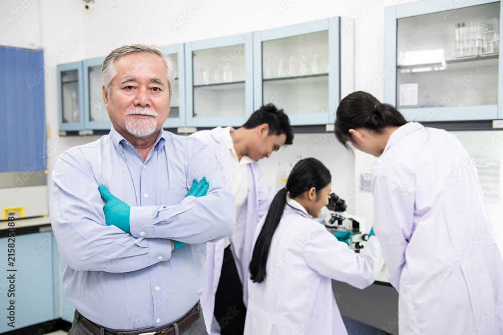 Obraz premium Senior lab technician portrait.