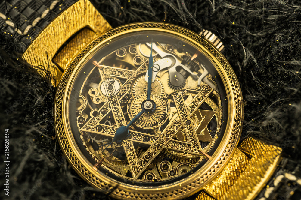 Obraz premium Vintage skeleton watch with Star of David on black fur background