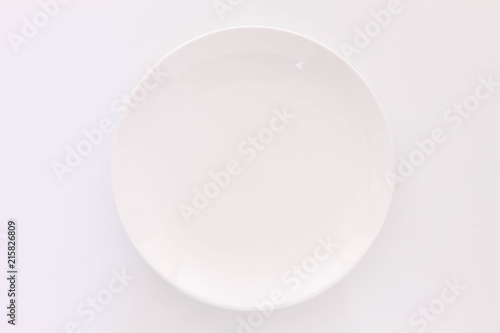 白いテーブルに置かれた白い皿