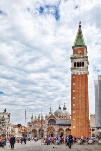 Der Markusplatz in Venedig mit der Basilika San Marco, dem Uhrenturm und Dogenpalast, umschlossen von den alten und neuen Prokuratien, mit vielen Touristen