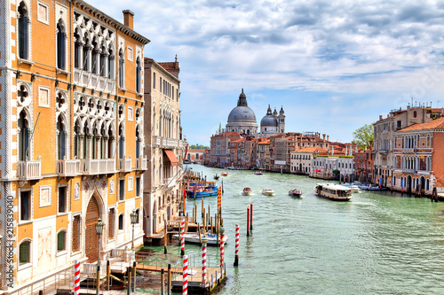 Der Canal Grande in der wunderschönen Altstadt von Venedig in Italien mit Schiffen und Booten und alten historischen Gebäuden