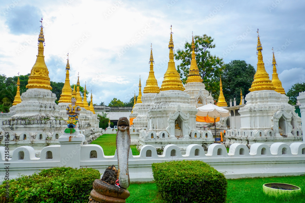 Naklejka premium Thai pagodas and statues in Thai temples to worship the Buddha. 