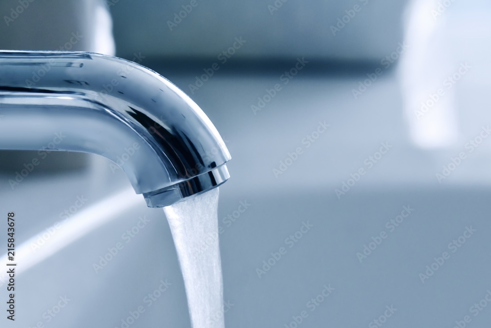 Wasserhahn mit fließendem, kalten Wasser