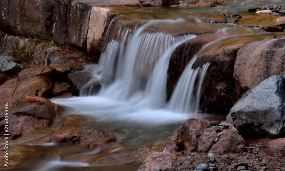 Fototapeta premium Eine ruhige Wassercascade in den Bertgen