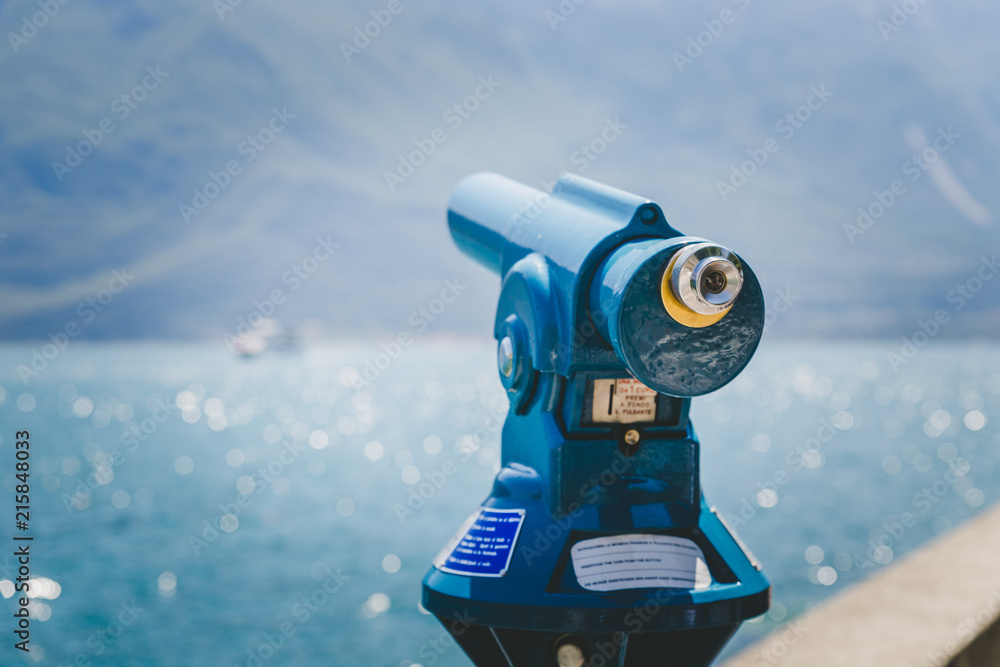 Blaues Fernrohr am Wasser, Textfreiraum Blaues Fernrohr am Wasser, Textfreiraum