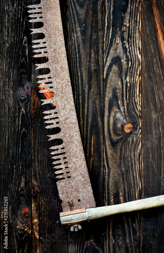Foto An old crosscut saw hanging on the weathered boards of an old barn