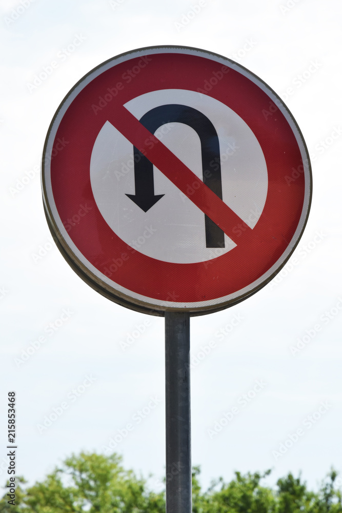 Panneau demi-tour interdit. Panneau demi-tour interdit.