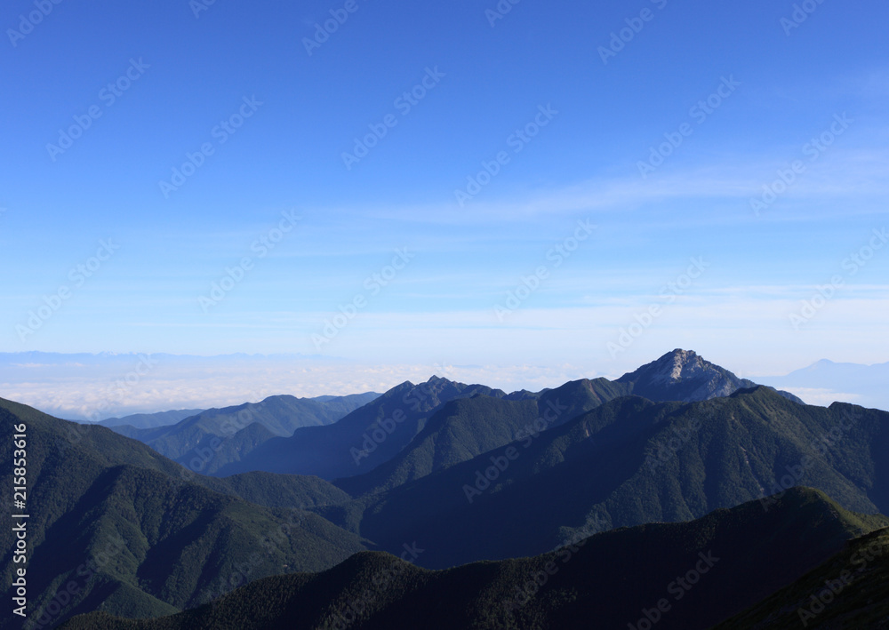 北岳の尾根から見る甲斐駒ケ岳