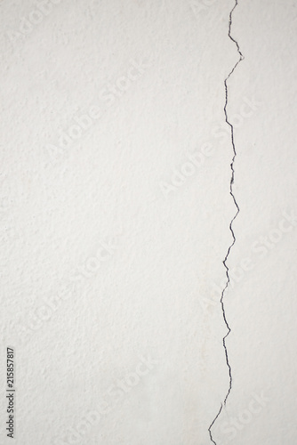 Texture of cracked white concrete wall