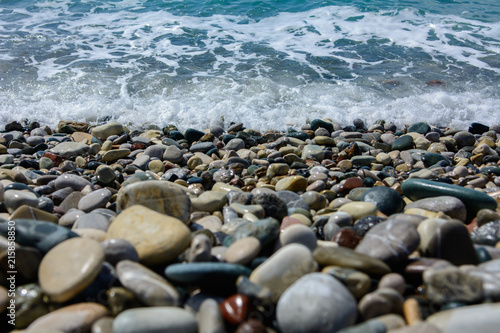 Kamienie i woda, kamienista plaża