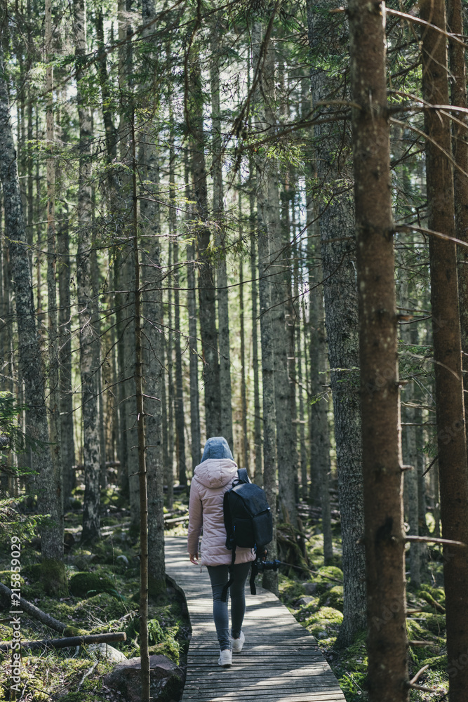Obraz premium young woman enjoying nature trails