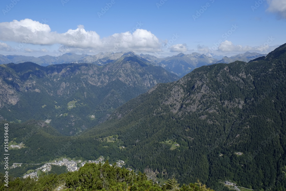 Vista aerea delle cime delle alpi orobie in Italia, provincia di Bergamo.  Le montagne sono sovrastate da nubi