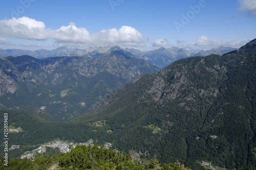 Vista aerea delle cime delle alpi orobie in Italia, provincia di Bergamo. Le montagne sono sovrastate da nubi