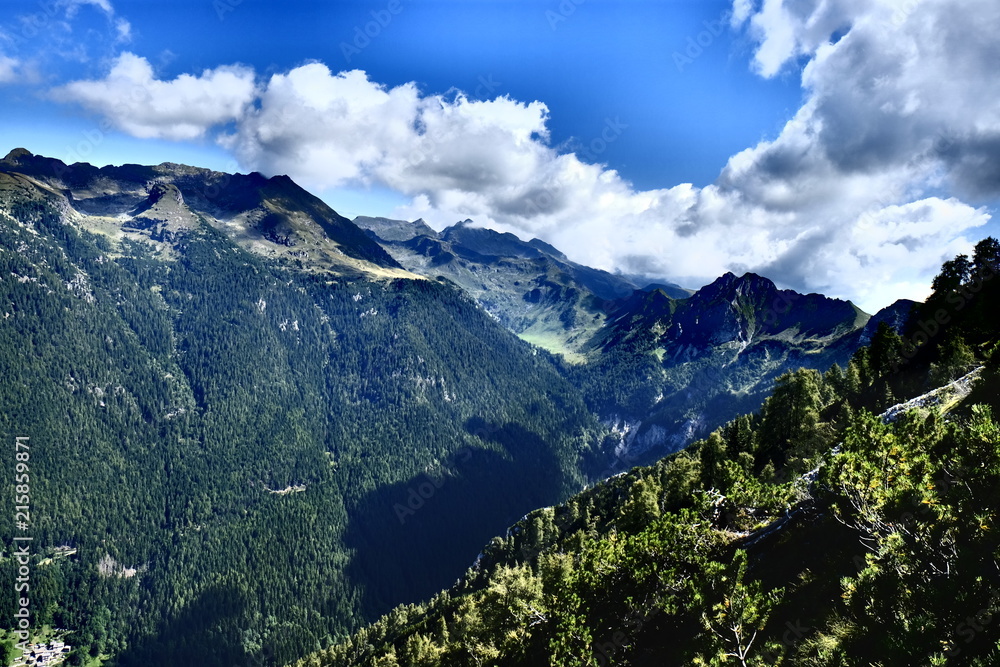 Vista aerea delle cime delle alpi orobie in Italia, provincia di Bergamo.  Le montagne sono sovrastate da nubi