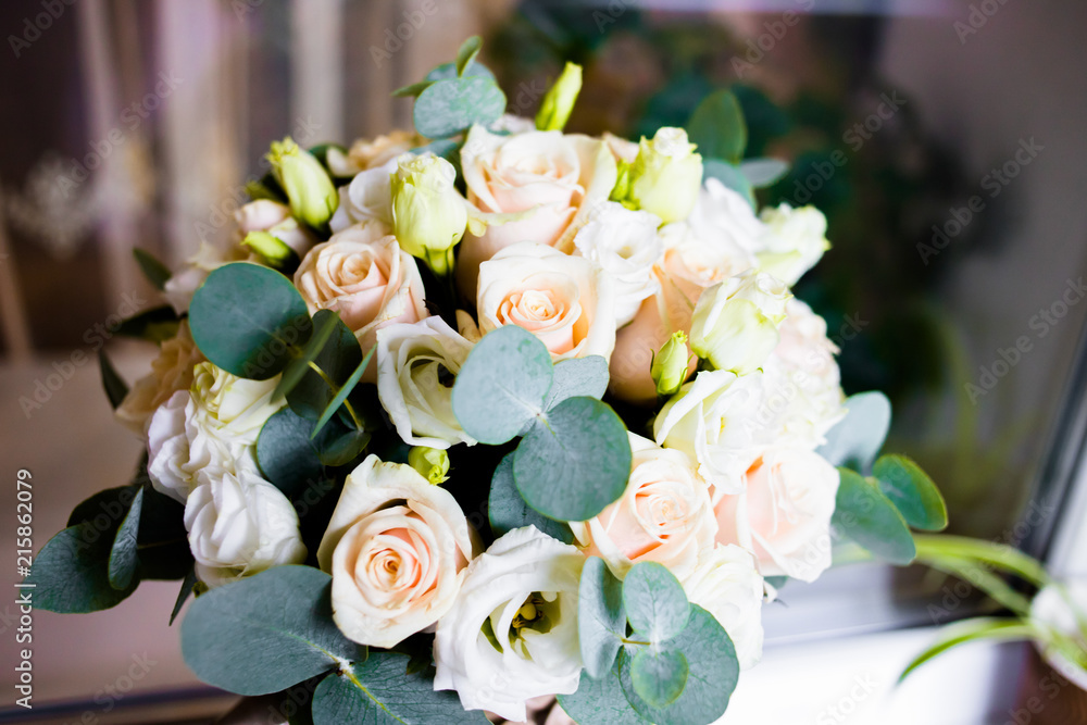 Obraz premium Wedding bouquet of white and pink roses
