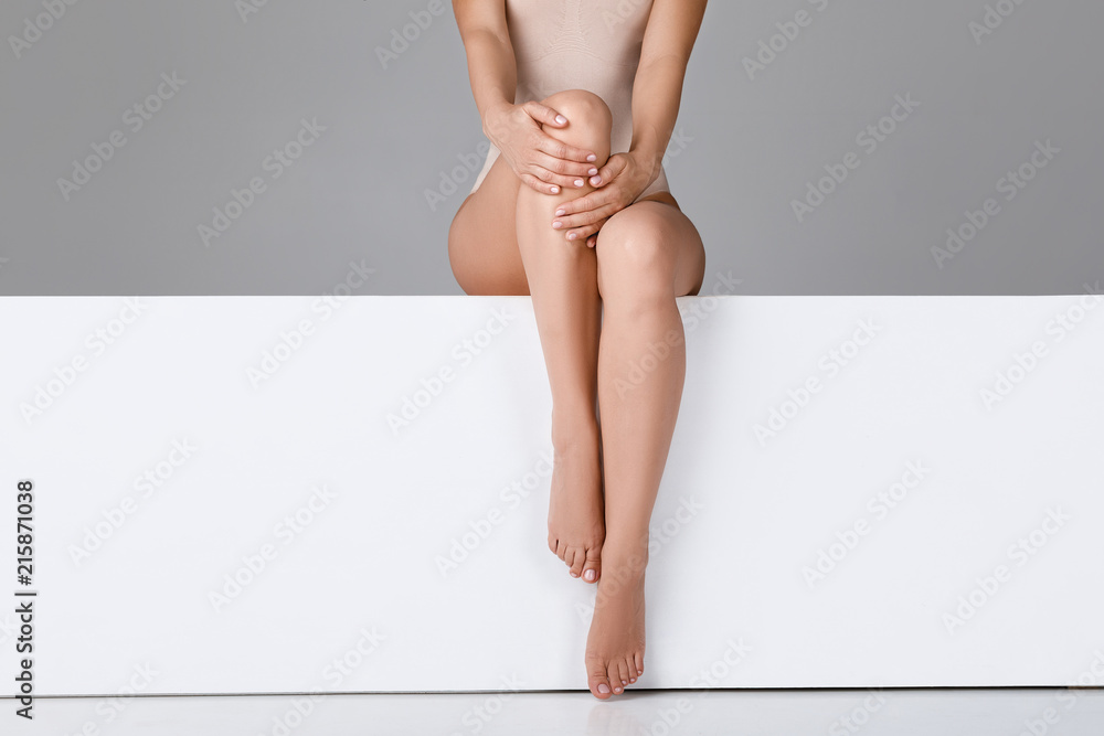 Fototapeta premium piękna kobieta z szczupłymi nogami
