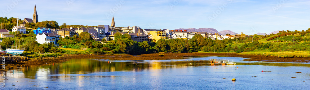 Fototapeta premium Clifden Cityview with buildings, bay and vegetation