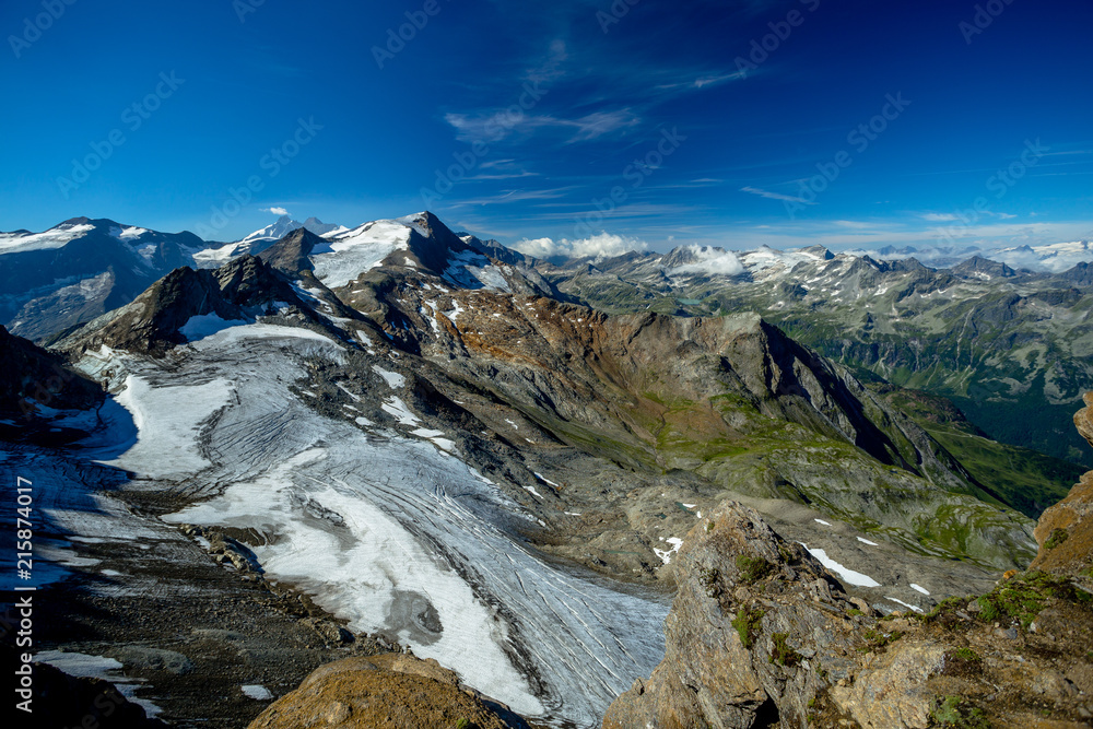 Obraz premium Beautiful and Clear View of the Alpine Peaks of Hocheiser, GrossGlockner and Lake Weissee