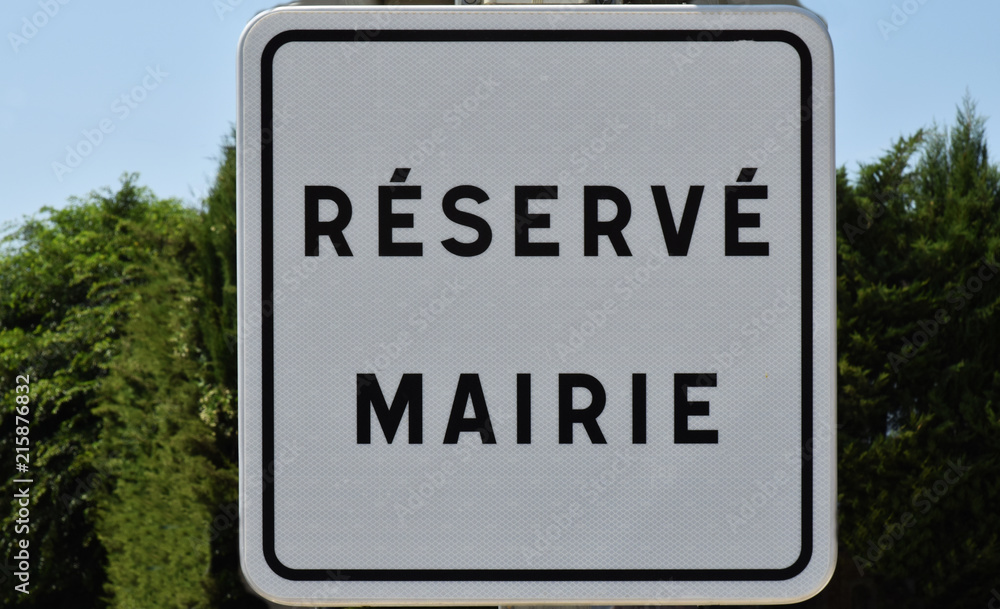 Panneau stationnement réservé à la mairie. Panneau stationnement réservé à la mairie.