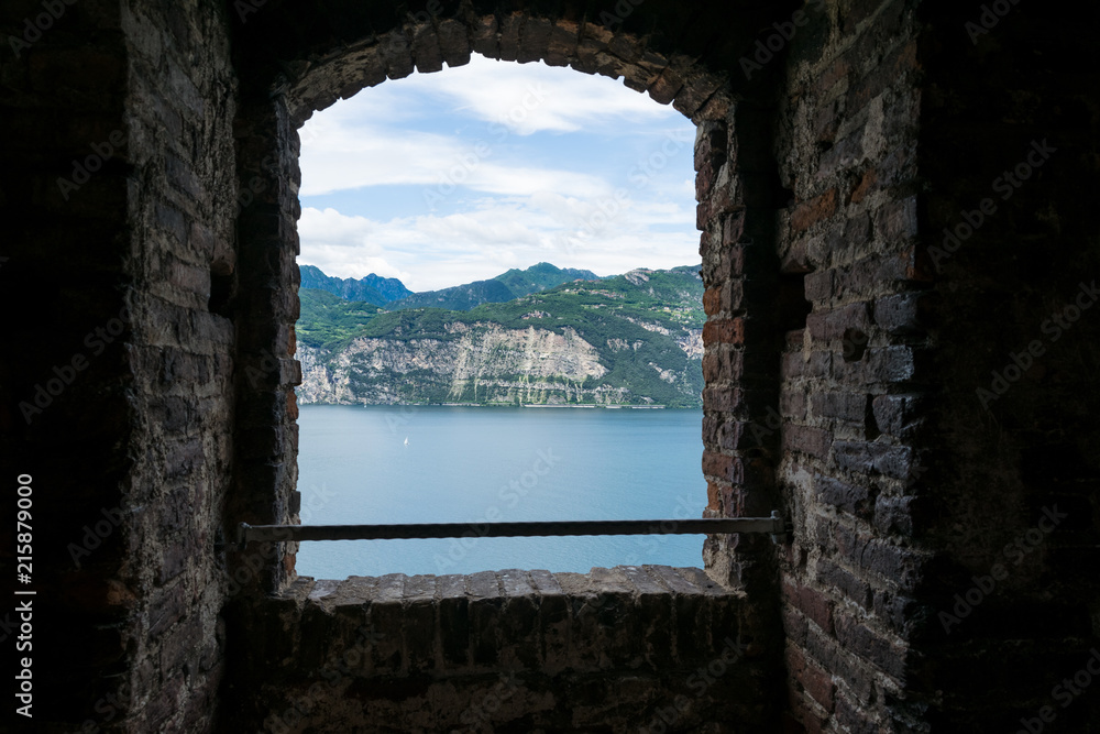 Veduta del lago di Garda dal castello scaligero di Malcesine (Verona, Italia)
