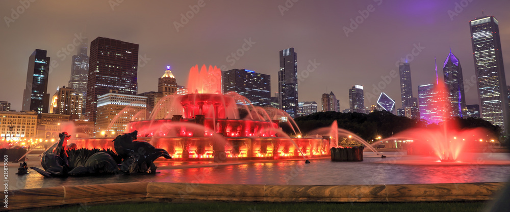 Buckingham Fountain and the Chicago, Illinois skyline at night.
