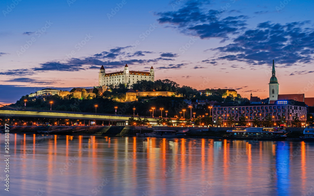 Fototapeta premium Bratislava bei Sonnenuntergang