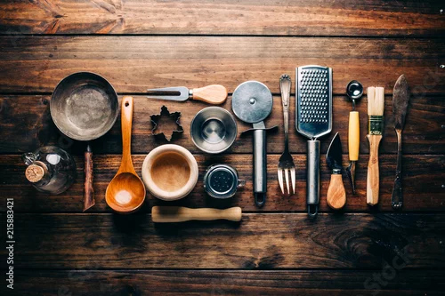 Obraz drewniany stół z różnymi przyborami kuchennymi