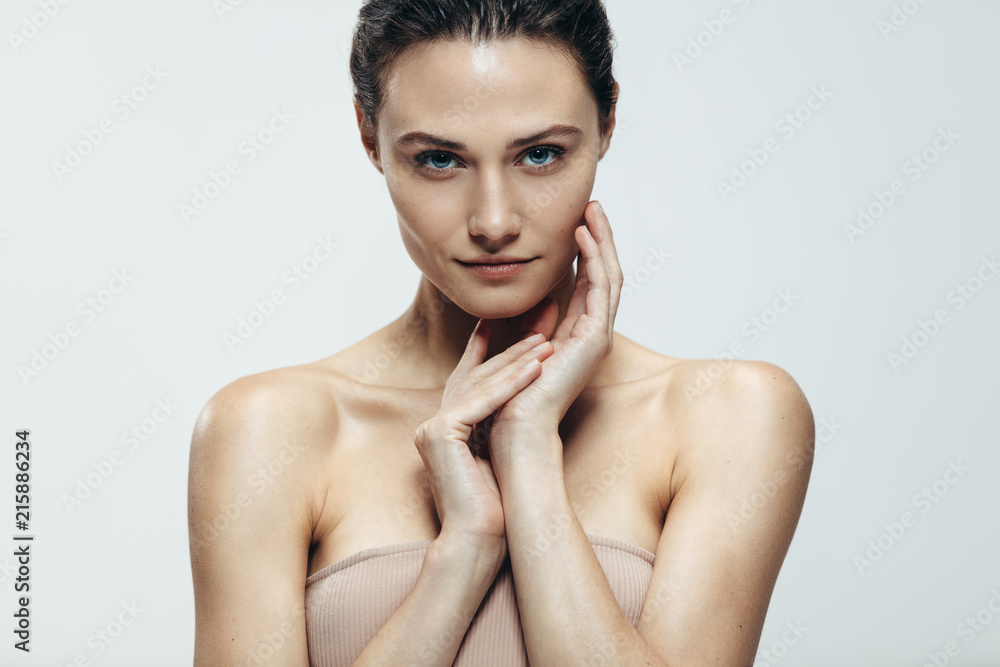 Beauty portrait of woman with natural skin - obrazy, fototapety, plakaty 