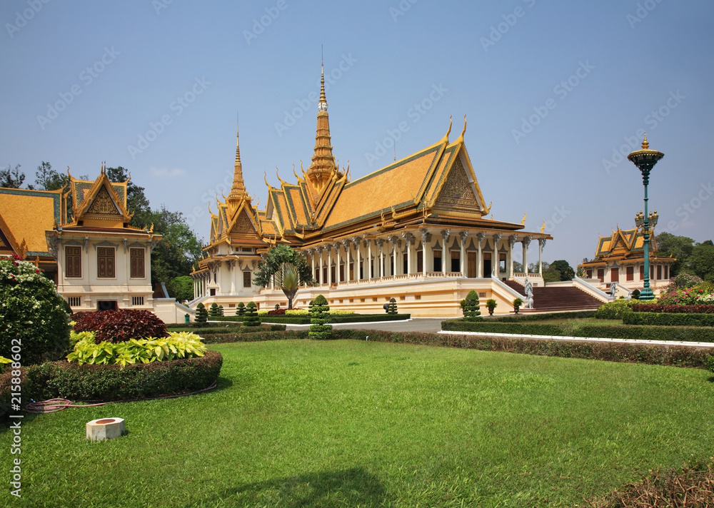 Naklejka premium Throne Hall (Preah Tineang Tevea Vinnichay Mohai Moha Prasat) at Royal Palace (Preah Barum Reachea Veang Nei Preah Reacheanachak Kampuchea) in Phnom Penh. Cambodia