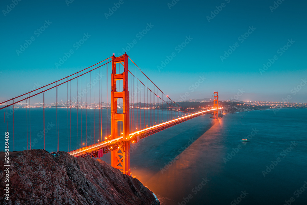 Obraz premium Golden Gate Bridge at twilight, San Francisco, California, USA