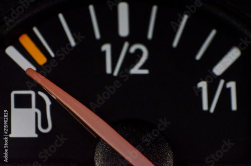 marcador de nivel de combustible en automovil