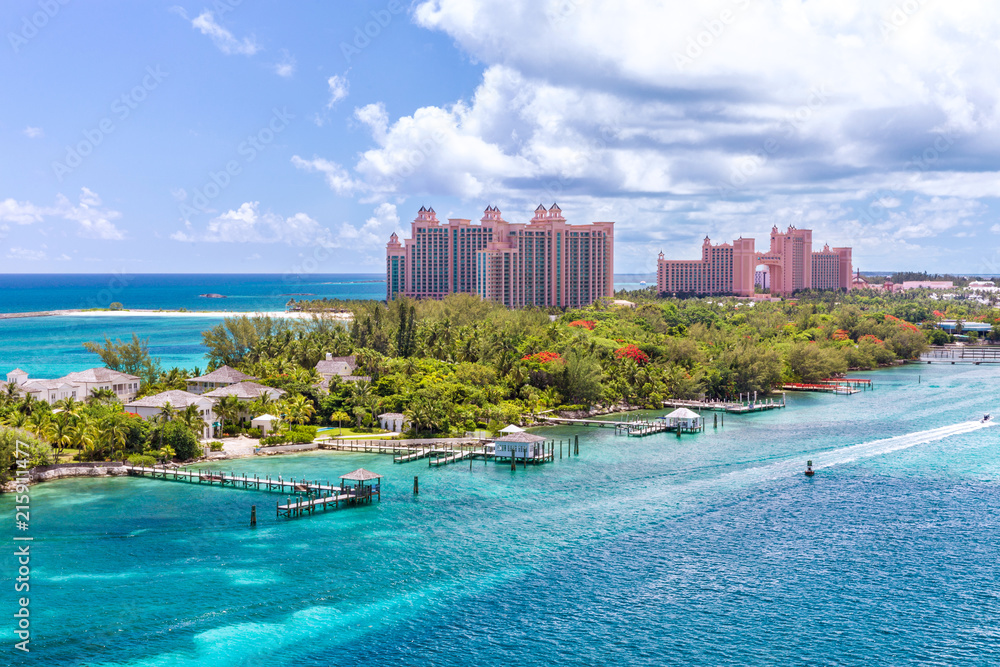 Fototapeta premium Malowniczy widok na idylliczną plażę w Nassau na Bahamach na Paradise Island. Karaibska i tropikalna scena na plaży w Nassau z białym piaskiem i błękitnym morzem, Bahamy.