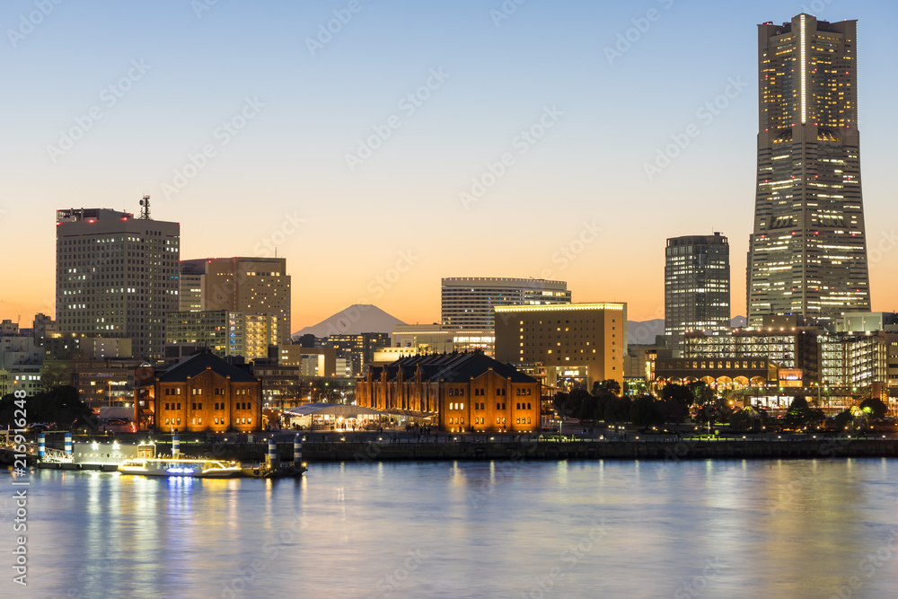 Obraz premium 夕暮れの横浜みなとみらい