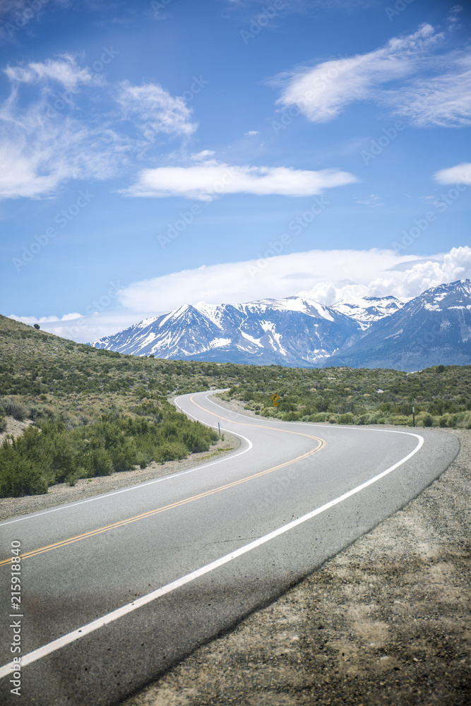 Fototapeta premium Winding Road Mono Lake