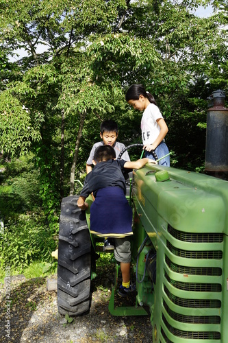 トラクターに乗って　遊ぶ子供達　三兄弟　夏休み　トリオ　森　避暑地