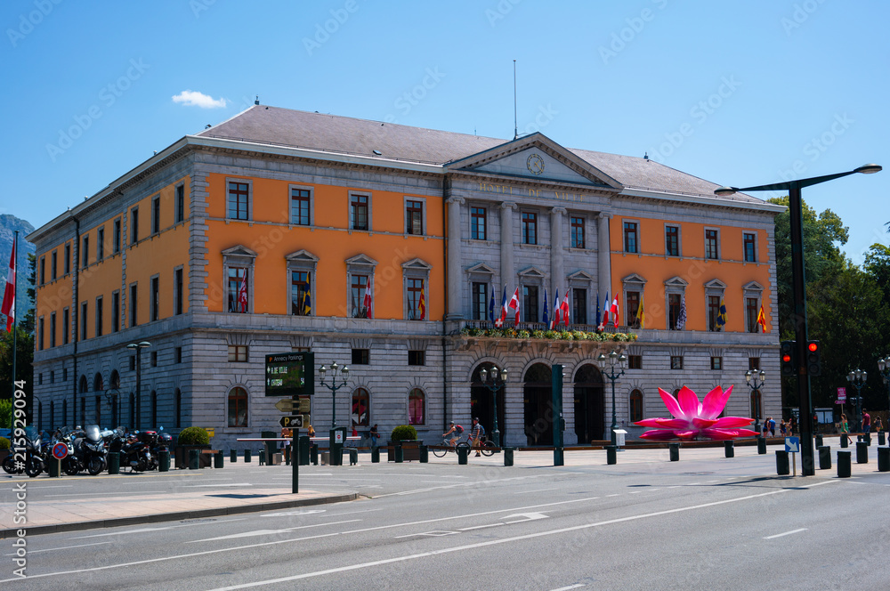Naklejka premium Annecy town Hotel de Ville City Hall we Francji w słoneczny letni dzień
